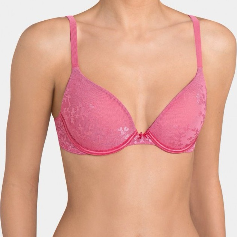 New Triumph Body Make-up Blossom Whum in pink